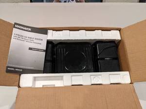 lot 14 image: Magnavox 3-Piece CD Shelf System