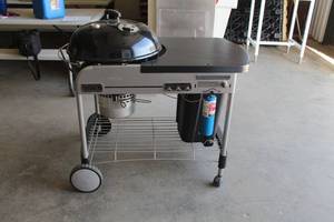 lot 215 image: Weber Propane Kettle Grill with Grill Table Cart and Propane Tank 1481001