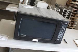 lot 210 image: 2014 Panasonic Household Microwave Oven NN-SN968B