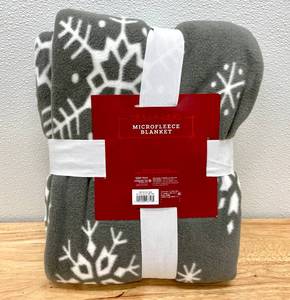 lot 62 image: Wondershop Grey Snowflake Fleece Throw Blanket