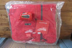 lot 8 image: Milwaukee 202R-20M M12 Heated ToughShell Jacket