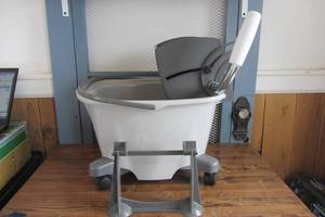 lot 14 image: 20 Qt. Plastic Mop Bucket with Wringer