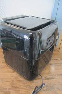 lot 86 image: Insignia - 10 Qt. Digital Air Fryer Oven - Black New (small crack on side)