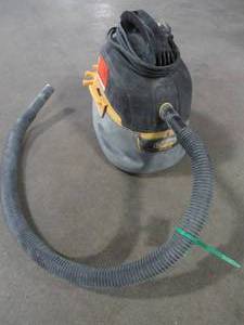 lot 62 image: Stinger 2.5 Gal. 1.75-Peak HP Compact WetDry Shop Vacuum with Hose, HD2025, Missing Accessories. Works.
