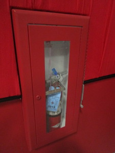 lot 552 image: BUILT IN FIRE EXTINGUISHER CABINET WITH EXTINGUISHER