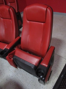 lot 138 image: ROW OF 5 THEATER SEATS
