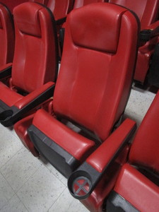 lot 311 image: ROW OF 7 THEATER SEATS