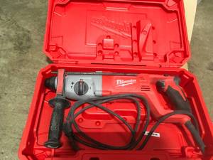 Milwaukee8 Amp Corded 1 in. SDS D-Handle Rotary Hammer in good condition