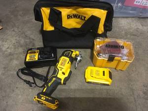 Dewalt 20-Volt MAX XR Cordless Brushless 3-Speed Oscillating Multi-Tool with (1) 20V Battery & Charge