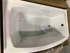 lot 30 image: Ovation Bathing Pool Winteral Aprongo X 32 - Right Drain Customer Returns See Pictures