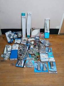 lot 22 image: Mixed lot of bathroom items -SEE PICTURES