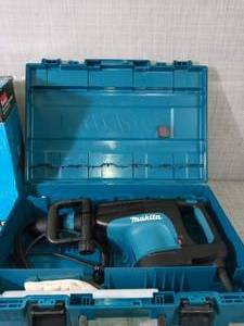 lot 24 image: 14 Amp SDS-MAX Corded Variable Speed 20 lb. Demolition Hammer w Soft Start, Side Handle, Bull Point and Hard Caseby Makita- slightly used -SEE PICTURES