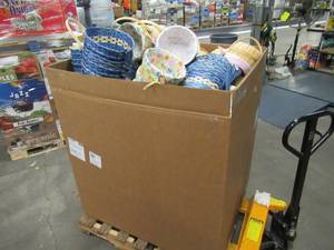 Pallet of Miscellaneous New Easter Baskets