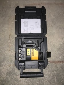 DEWALT 165 FT GREEN SELF-LEVELING CROSS LINE LASER LEVEL WITH CASE. SEE PICTURES
