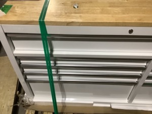 lot 39 image: HUSKY 52IN.  9 DRAWER MOBILE WORKBENCH IN GLOSS WHITE. SEE PICTURES