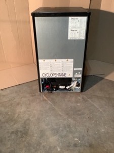 lot 41 image: MAGIC CHEF 4.4 CU. FT. MINI REFRIGERATOR IN BLACK. SEE PICTURES