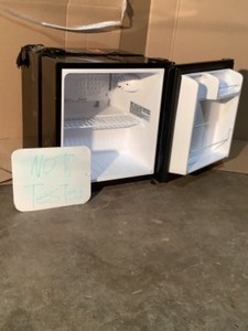 lot 42 image: MAGIC CHEF 1.7 CU. FT. FREEZERLESS MINI FRIDGE IN BLACK. SEE PICTURES