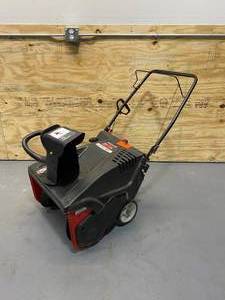 lot 14 image: YARDMACHINES 21 in. Snow Blower