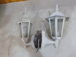 2 Outdoor Lights