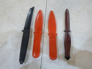 3 Plastic Knives