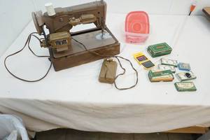 lot 101 image: vintage singer sewing machine