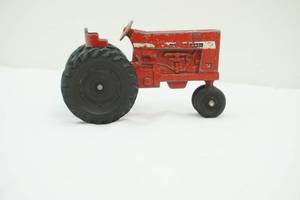 lot 135 image: vintage International 656 tractor