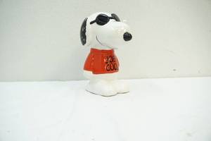 lot 211 image: Snoopy piggy bank