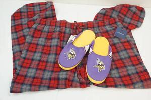 lot 222 image: Slippers, pajamas