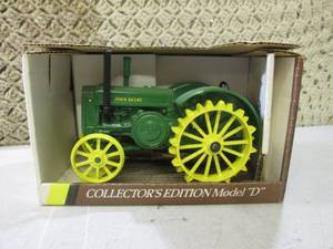 lot 40 image: (C-4) Vintage Ertl 116 Scale Metal...