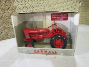 lot 42 image: (C-4) Vintage Ertl 116 Scale Metal...