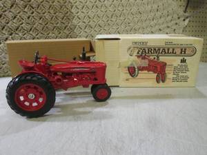 lot 43 image: (C-4) Vintage Ertl 116 Scale Metal...