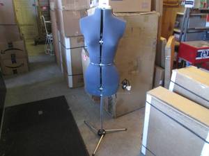 lot 68 image: (BSB) Adjustable Dress Form Looks t...