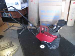 lot 158 image: (RM7) Toro CCR PowerLite-E 3HP Snow...