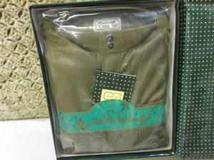 lot 173 image: (BS) Mens Button Up Robe in Green S...