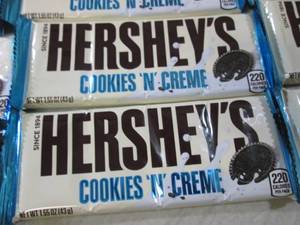 lot 223 image: (B-1) 12 Hersheys Cookies N Creme C...
