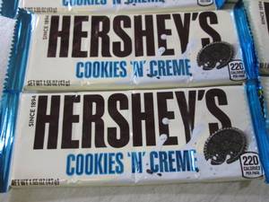 lot 224 image: (B-1) 12 Hersheys Cookies N Creme C...
