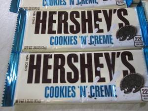 lot 225 image: (B-1) 12 Hersheys Cookies N Creme C...