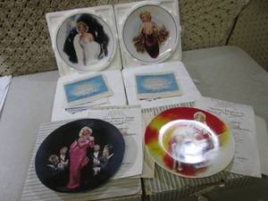 lot 262 image: (BSB) Lot of 4 Marilyn Monroe Colle...