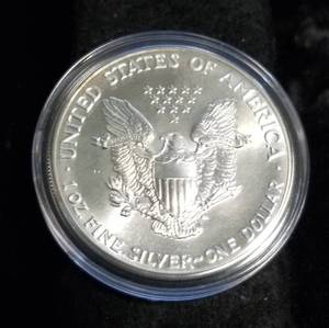 1989 AMERICAN SILVER EAGLE 1 TROY OZ. .999 FINE SILVER IN AIRTITE
