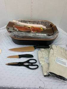 lot 70 image: Roaster, Knife Set and Heat Gloves New