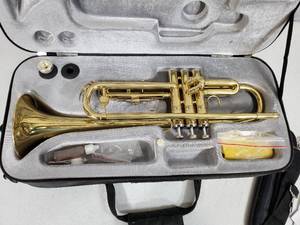 lot 10 image: Gibson Baldwin Trumpet with Case