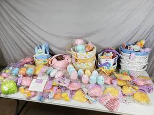 lot 19 image: Huge Assortement of New Easter Baskets and Accessories