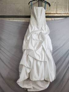 lot 98 image: Davids Bridal Size 2 Wedding Dress $800 Price Tag