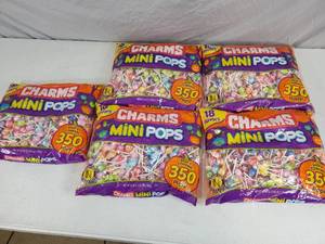 lot 8B image: 1750 Charms Mini Pops Suckers
