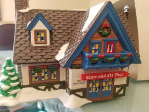 lot 3 image: Snow Village Skate & Ski Shop No. 5467-4