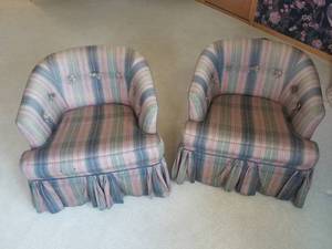 lot 16 image: Pair of Upholstered Chairs