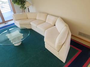 lot 22 image: 3 Piece Sectional
