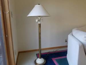 lot 24 image: Brass Floor Lamp with Acanthus Leaf Ornament