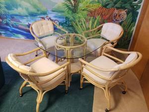 lot 39 image: Square 42 Glass Table with 4 Chairs