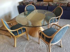 lot 42 image: Round 54 Glass Table with 4 Chairs
